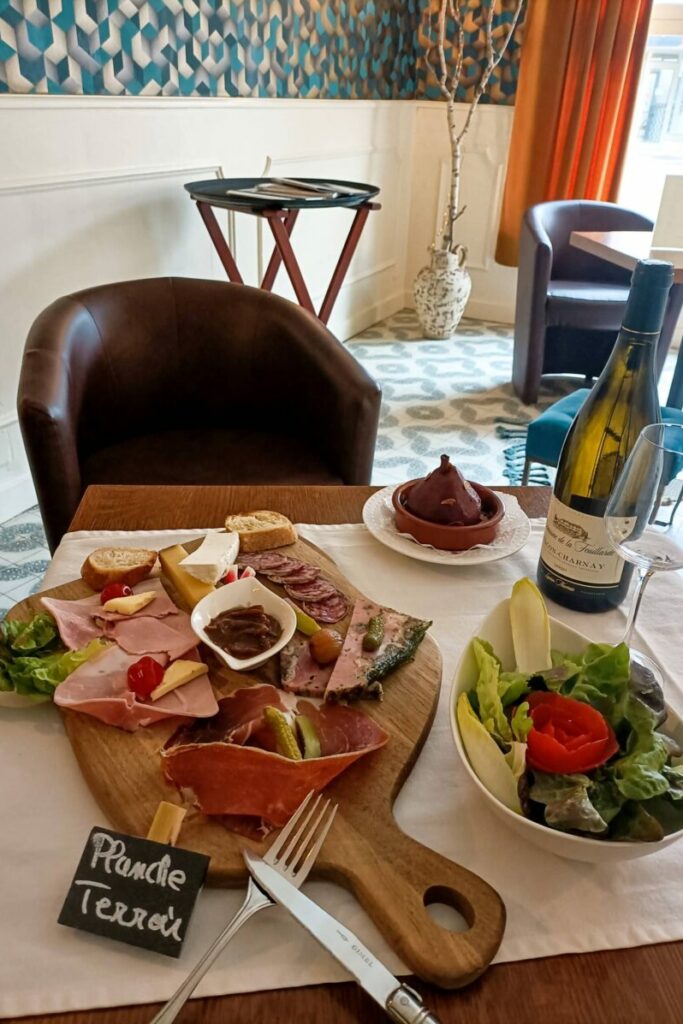 Aux-Vendanges-de-Bourgogne-salle-de-reception-hotel-restaurant-paray-le-monial-71-charolles - planche du terroir
